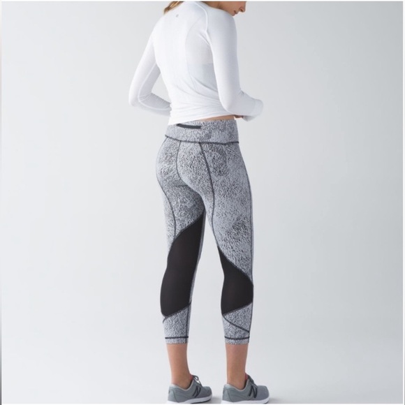 Lululemon Pace Rival Crop Power Luxtreme Spray Black and White Print Legging - Picture 2 of 13